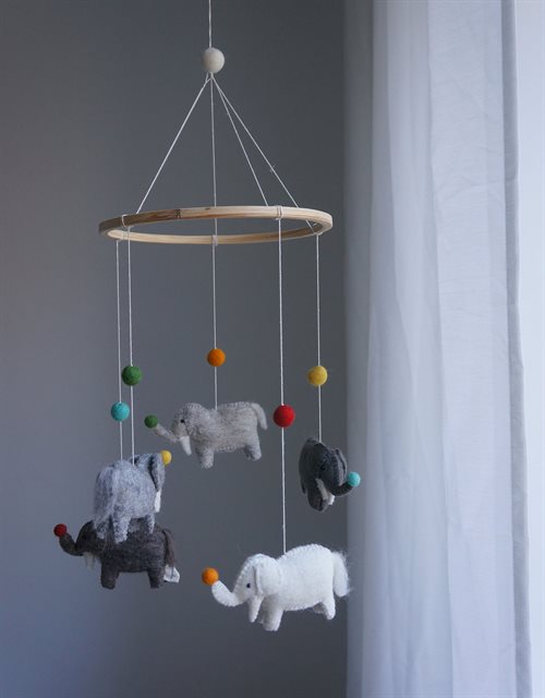 Mobile, Elephants w balls
